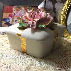 Vintage covered rose gift box with gold trim. Ceramic from 1950’s.